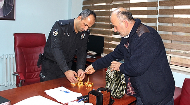 Altın kalpli temizlik işçisi bulduğu takıları sahibine teslim etti