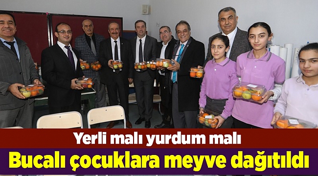 Bucalı çocuklara meyve dağıtıldı