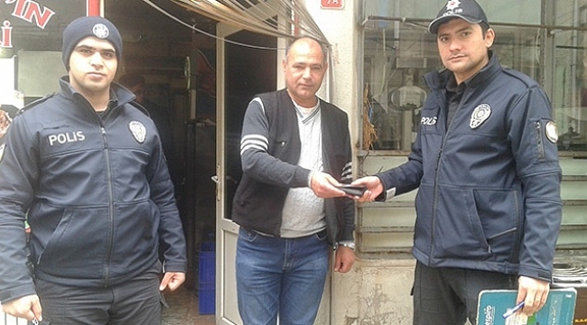 Bulduğu para dolu cüzdanı polise teslim etti