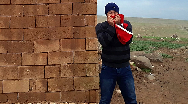 İşitme engelli gencin bayrak sevdası duygulandırdı