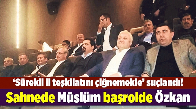 Sahnede Müslüm başrolde Özkan