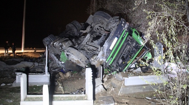 Takla atan tır mezarlığa girdi, sürücü yaralı olarak kurtuldu