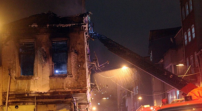Alev topuna dönen evde uyuyanları taş atarak uyandırdılar