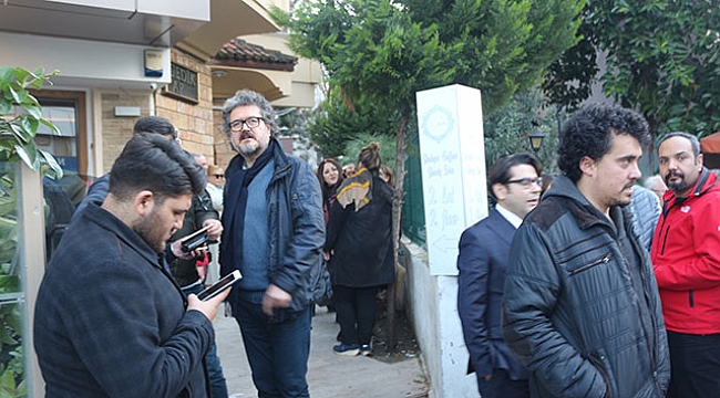 CHP binasına kilit vuruldu, partililer sokakta kaldı