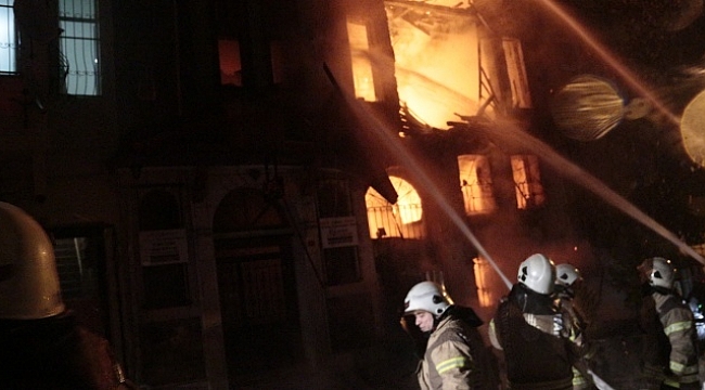 Fatih'te binalar alevlere teslim oldu