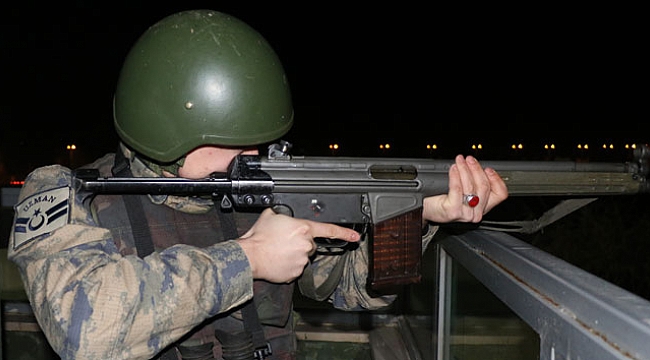 Herkes sevdiğiyle, onlar vatan aşkıyla yeni yıla girdi