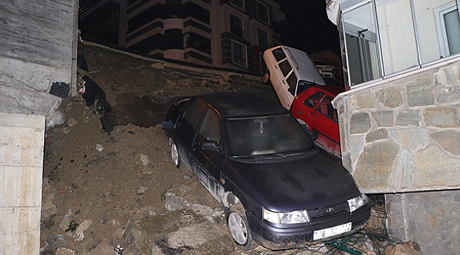 İstinat duvarı çöktü, 4 araç apartman bahçesine düştü