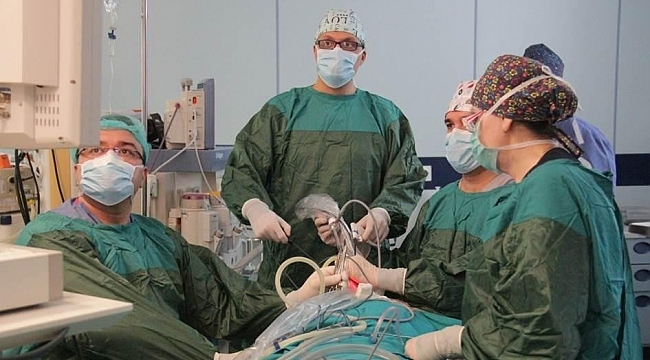 İzsiz tiroid cerrahisinde tarih yazan cerrahlar dünyaya başarısını anlatıyor