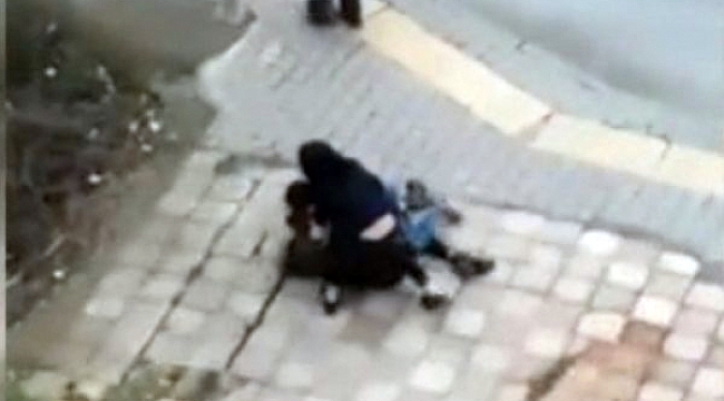 Kızlar sokak ortasında tekme tokat kavga etti