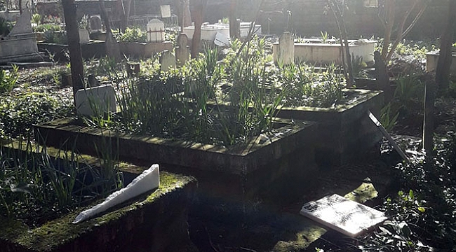 Mezar taşlarına saldırdılar!