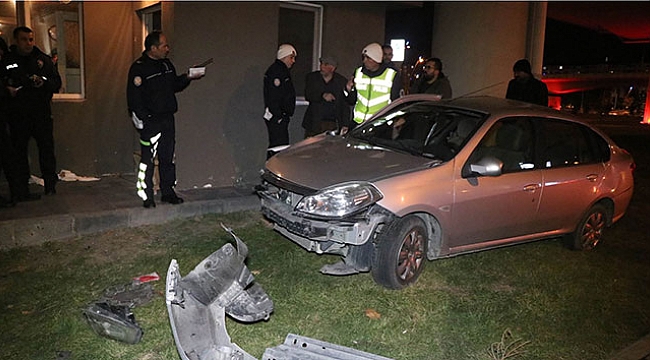 Tren ile otomobil çarpıştı: 2 yaralı