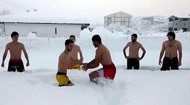 Üniversite öğrencilerinden şortlu kar çılgınlığı
