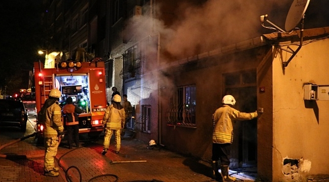 Üsküdar&#039;da korkutan yangın: 2 çocuk dumandan etkilendi