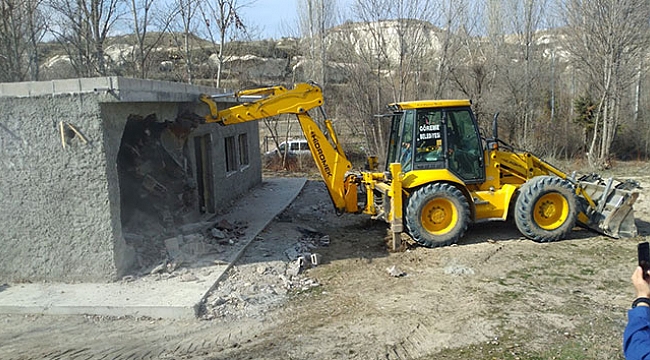 3 kaçak yapı daha yıkıldı