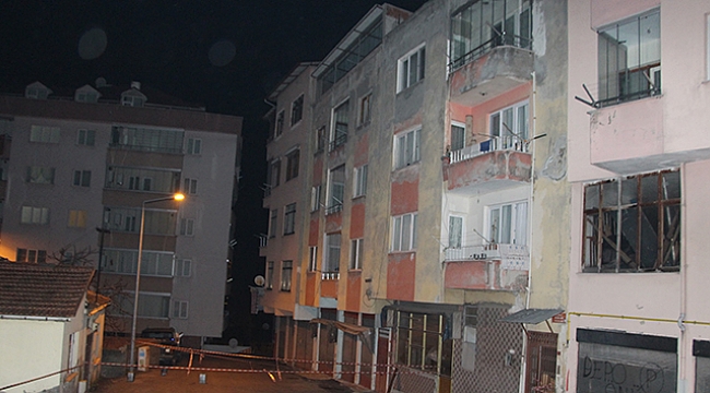 4 katlı bina çatlaklar nedeniyle boşaltıldı