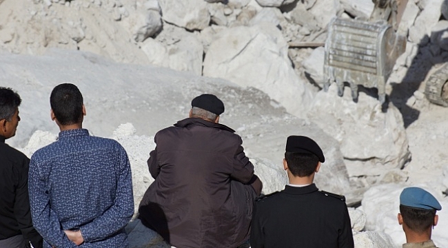 500 tonluk kayanın altından 30 saat sonra çıkartıldı