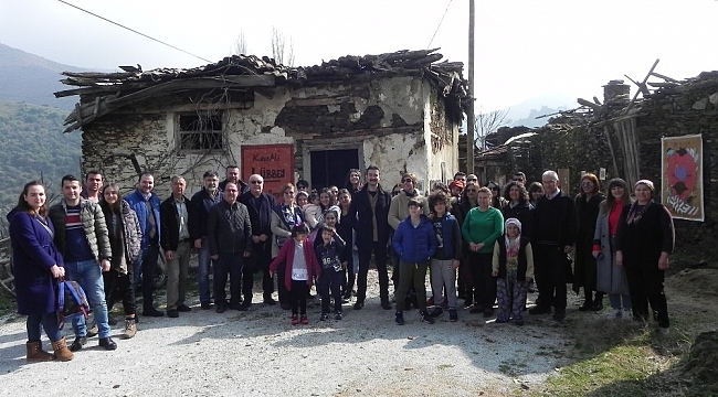 8 kişinin yaşadığı terk edilmiş Lübbey'de sergi açtı