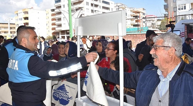 Aliağa'da çevre dostu bez çantaların dağıtımı devam ediyor