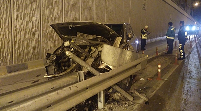 Alkollü sürücü bariyerlere daldı: 2 yaralı