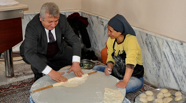 Anneleri hamur işi yapmayı öğretti