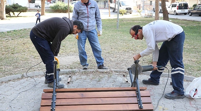 Bayraklı'nın parklarına yeni oturma grupları