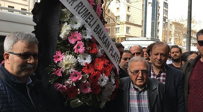 CHP İzmir'in önüne siyah çelenk bıraktılar