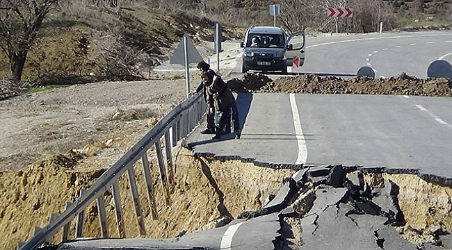 Çöken yolda dev çukur oluştu