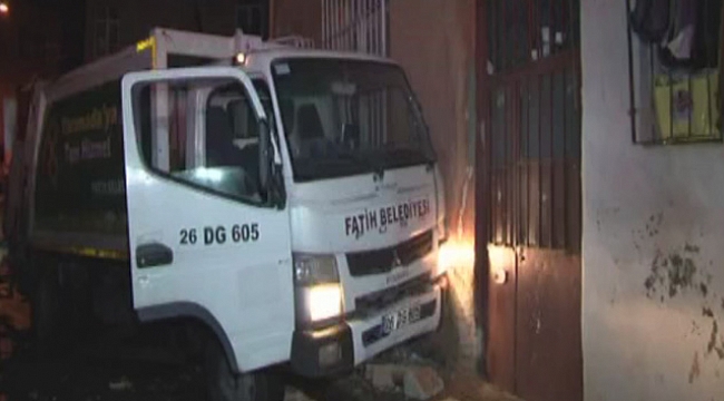 Çöp arabası binaya çarptı, temizlik işçisi altında kaldı