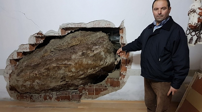 Dağdan kopan dev kaya parçası evin içinde girdi