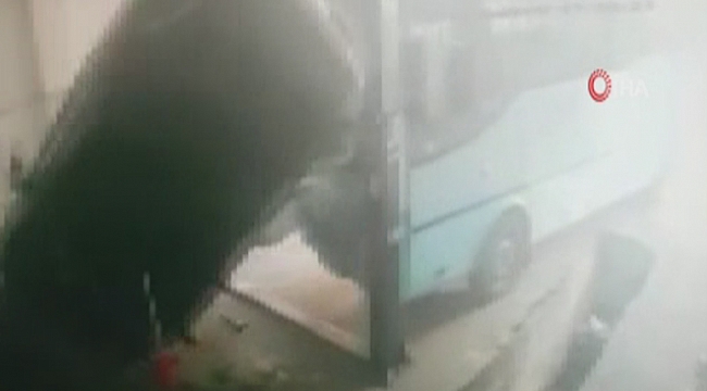 Halk otobüsü oto tamirciye daldı