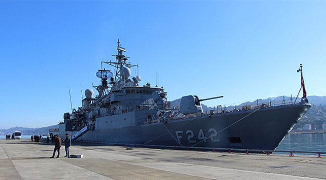 İlk askeri gemi demirledi