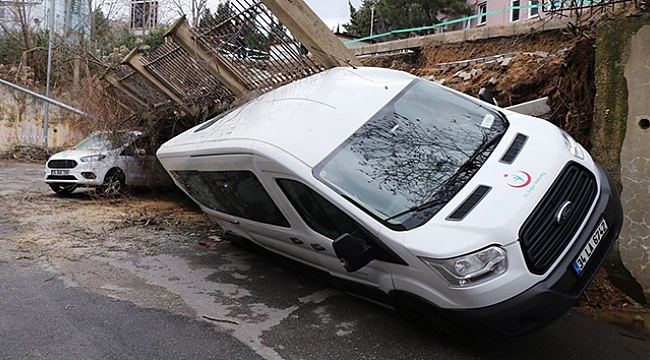 İstinat duvarı çöktü araçlar altında kaldı