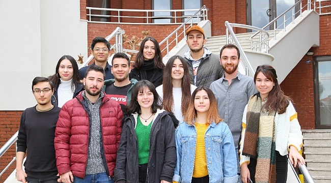 İzmir Ekonomili gençlerden münazara turnuvası