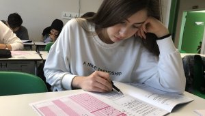 İzmir'de 10 bine yakın öğrencinin bursluluk sınavı heyecanı
