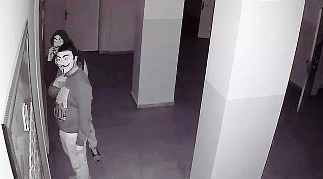 Maskeli öğrenciler 4 okulu soydu