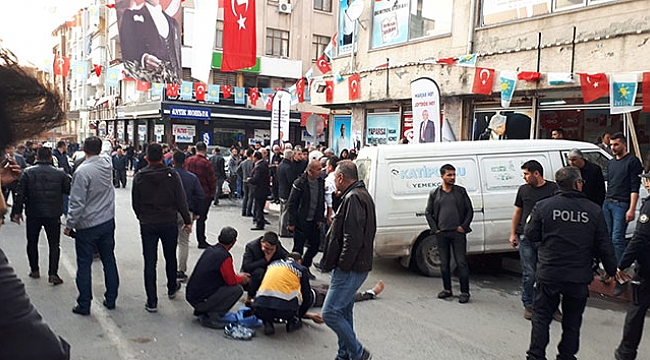 Minibüs seçim bürosuna daldı: 6 yaralı