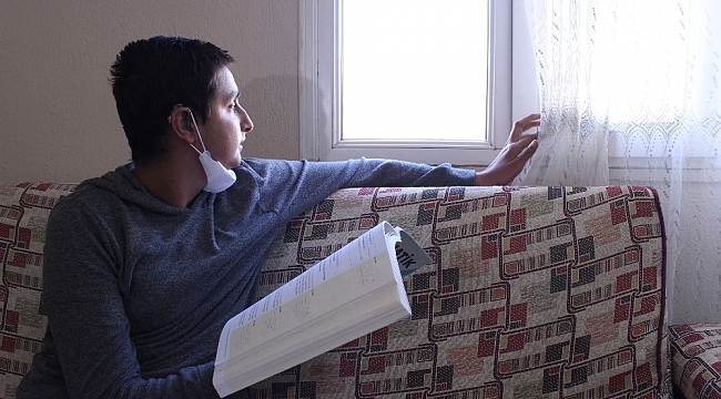 Orada bir öğretmen var uzakta