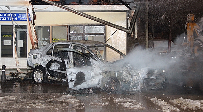 Otomobil kaza sonrası alev topuna döndü, iki kişi son anda kurtarıldı