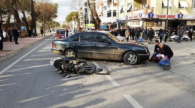 Otomobille çarpışan motosikletli yaralandı, kaza anı kameraya yansıdı