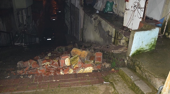 Sağanak yağış balkonun çökmesine neden oldu