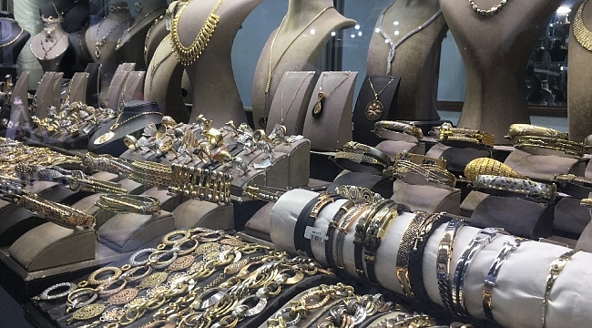 Sevgililer Günü'nde altının pahalılığı gümüşe yöneltti
