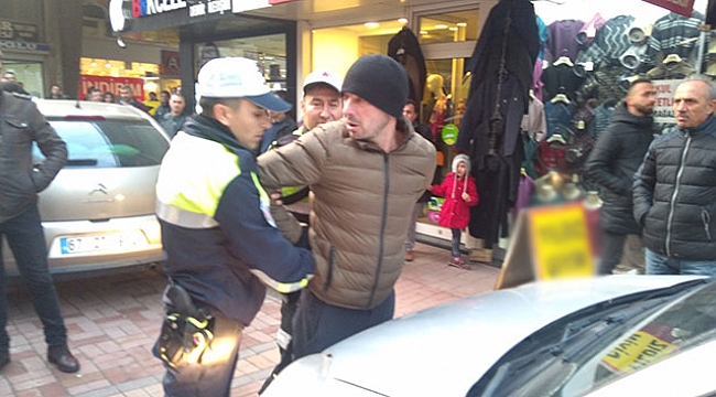 Sokak ortasında eşini darp eden adama esnaf dayağı