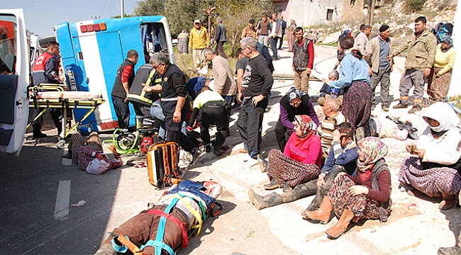 Tarım işçilerini taşıyan midibüs devrildi! 5 ölü, 22 yaralıTarım işçilerini taşıyan midibüs devrildi! 5 ölü, 22 yaralı