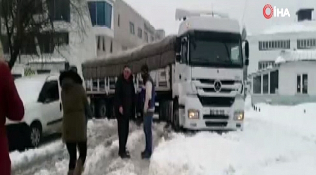Tır ve işçi servisleri karda mahsur kaldı