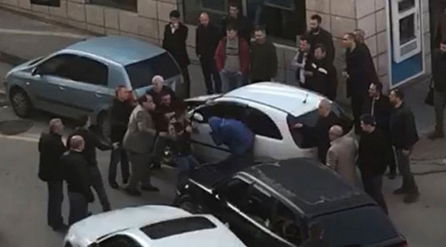 Trafikte yol verme kavgasında coplar konuştu