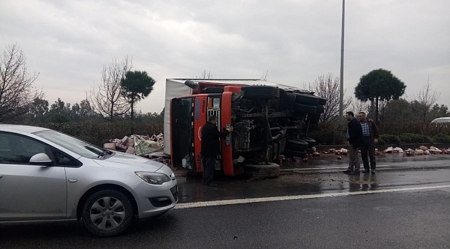 Yağış sebebiyle kontrolden çıkan kamyon devrildi