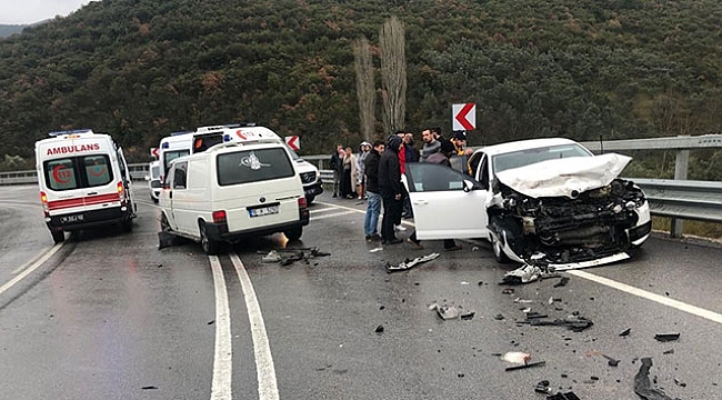 Yağışlı hava beraberinde kazayı da getirdi: 5 yaralı