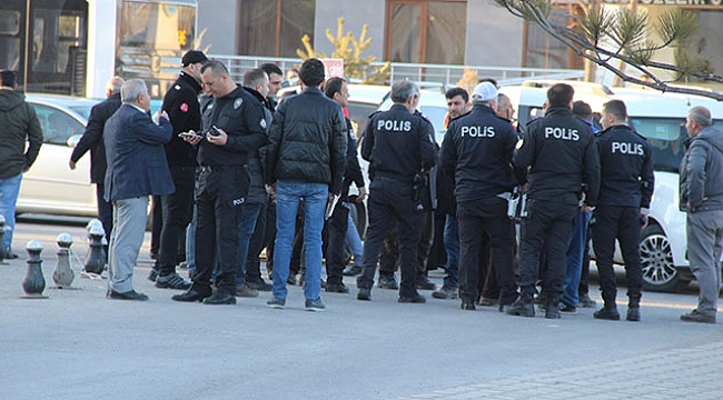 Yakınları ölen iki aile hastaneye savaş alanına çevirdi