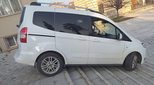 Yine aynı görüntü yaşandı, belediye dubalarla kapattı