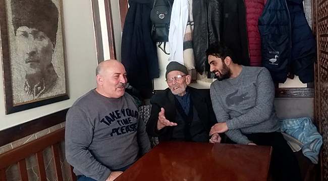 107 yaşındaki babasını sıkılmasın diye işe götürüyor